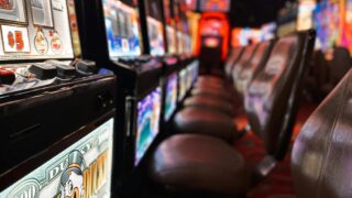 大人気のオンラインスロット！他のカジノゲームとどう違う?